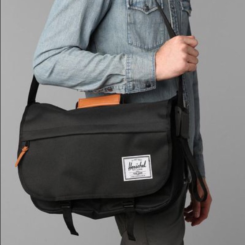 Navy Blue Herschel Pop Quiz messenger laptop bag.